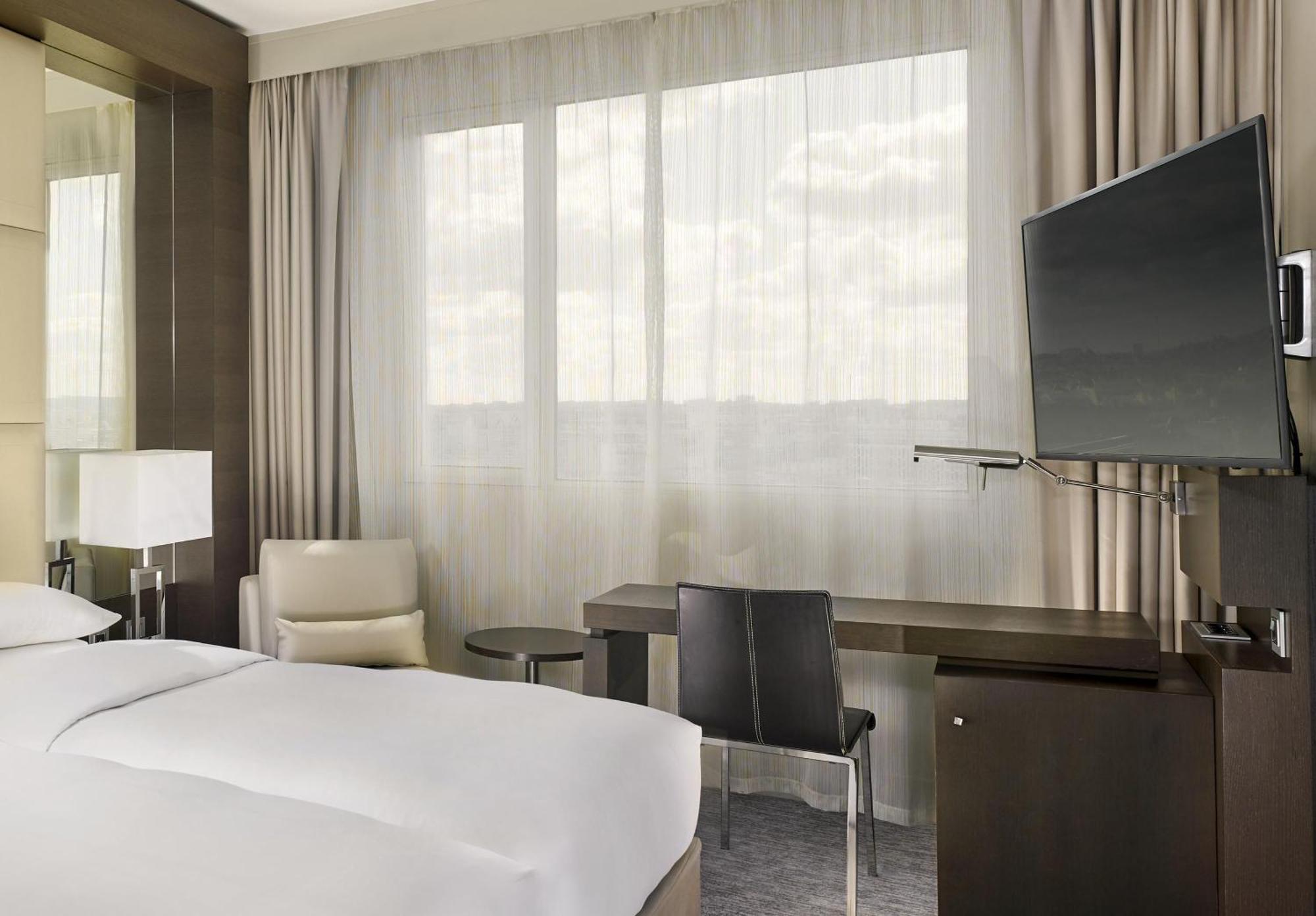 Hyatt Regency Etoile 4*
