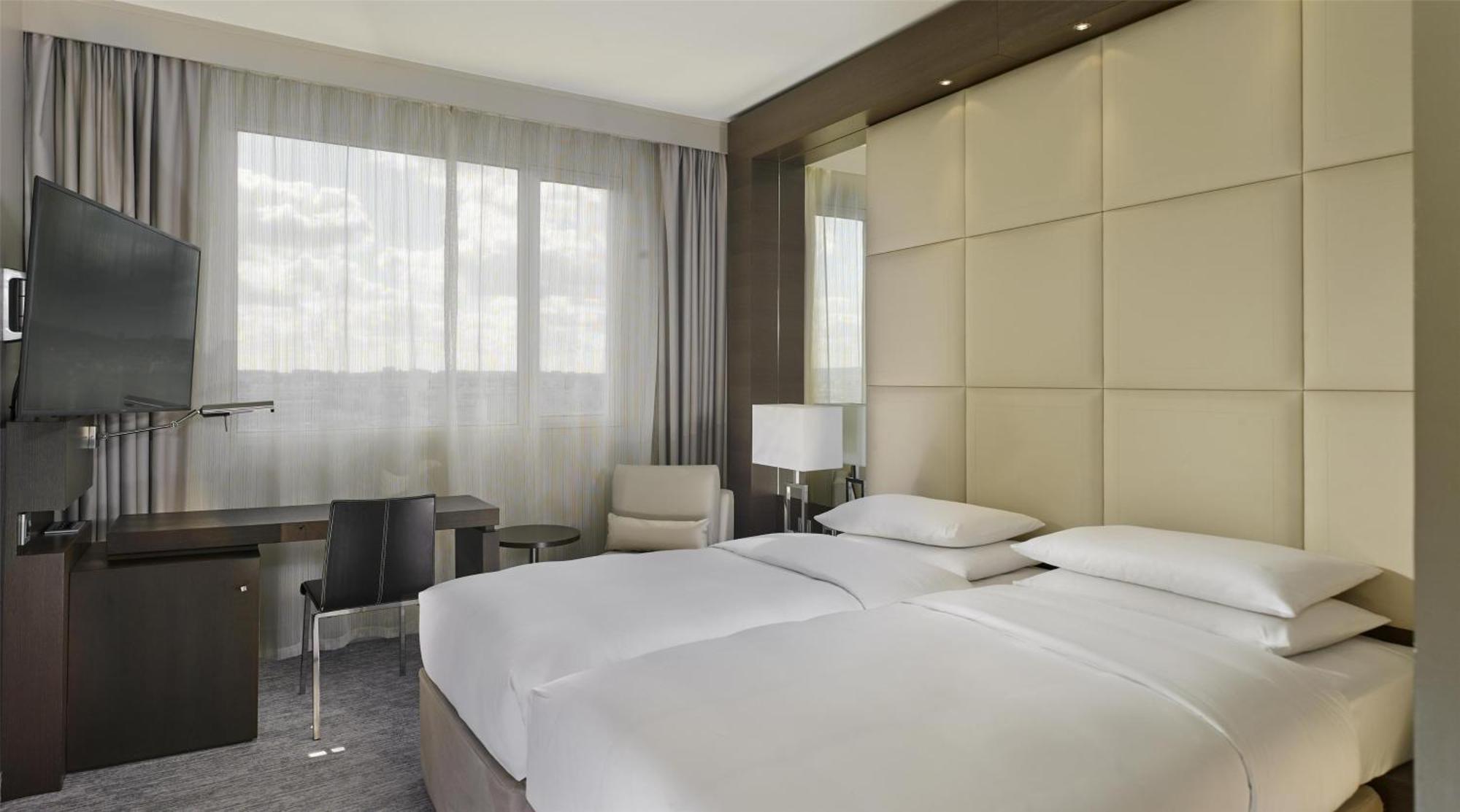 Hyatt Regency Etoile 4*
