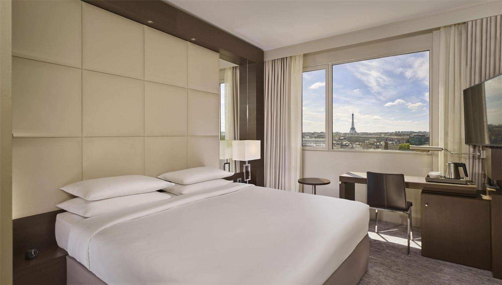 Hyatt Regency Etoile 4*